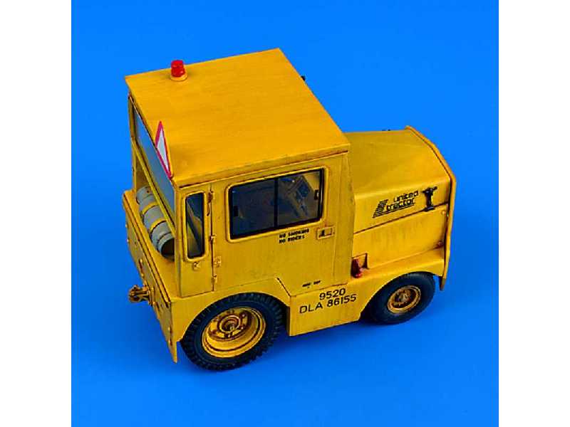 UNITED TRACTOR GC-340-4 A9 Cab-LPG - image 1 UNITED TRACTOR GC-340-4 A9 Cab-LPG - image 1