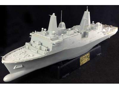 USS San Antonio LPD-17 amphibious transport dock - image 2