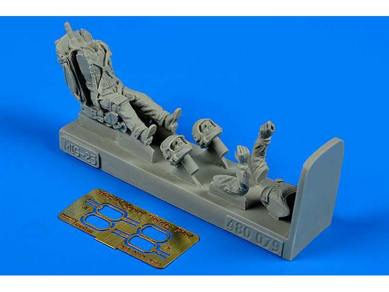 Soviet fighter pilot with ejection seat for MiG-25 Figurines x  - image 1