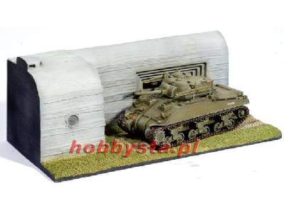 Sherman Mk.V Tulip w/Diorama Fort - image 1