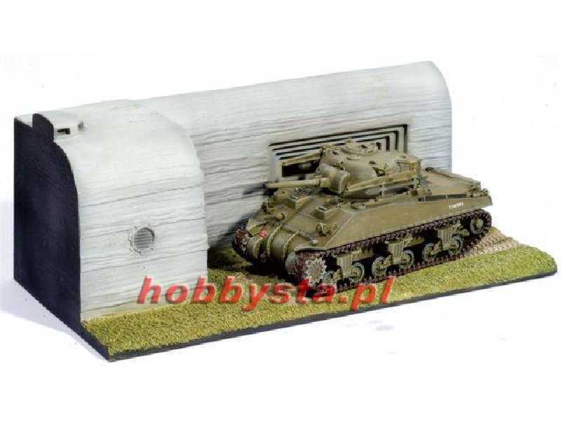 Sherman Mk.V Tulip w/Diorama Fort - image 1