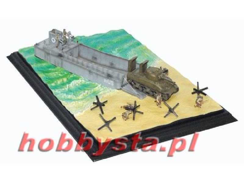 LCM(3) Landing Craft + M4A1 w/Deep Wading Kit - image 1