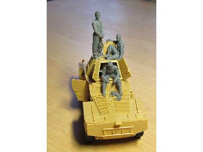 German Armoured Vehicle Crew (1941-1942) (4 figures and cat) - image 3