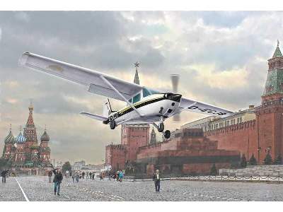 Cessna 172 Skyhawk - Landing on Red Square (1987) - image 1