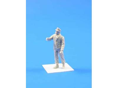 Wehrmacht soldier resting and smoking pipe (1 fig) 1/35 - image 1