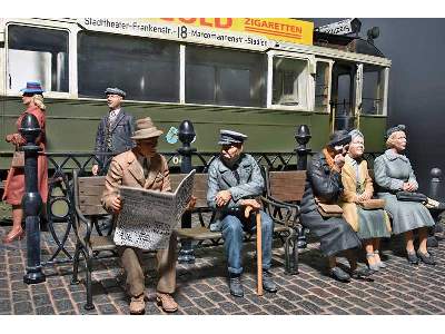 European Tramcar (StraBenbahn Triebwagen 641) w/Crew & Passenger - image 48