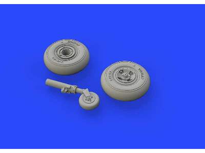 Spitfire Mk. VIII wheels - 4 spoke w/  smooth tire 1/72 - Eduard - image 3