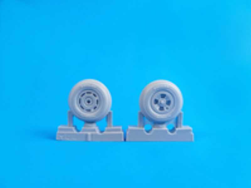 Tempest Mk. II/V/VI- Square Tread Pattern Mainwheels for Special - image 1