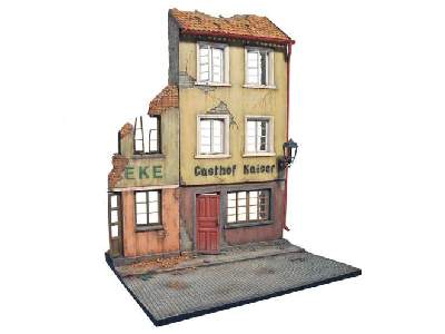 Diorama Ruined German Houses w/Base - image 1