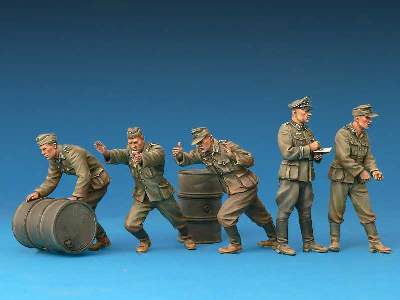 German Soldiers w/Fuel Drums - Special Edition - image 4