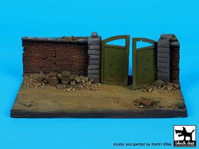Wall With Gate Base - image 3