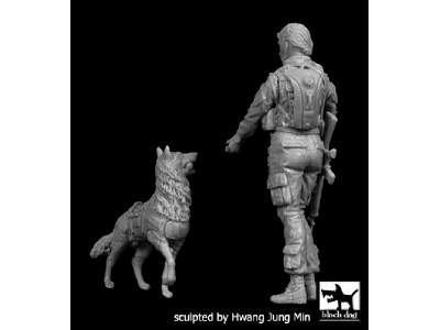 US Woman Soldier With Dog - image 2