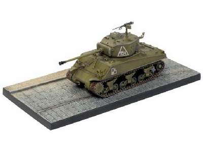 Sherman M4A2(76)W Red Army w/Diorama Base - image 1
