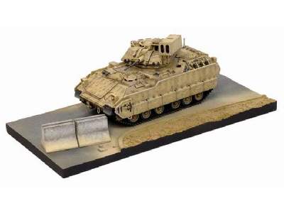 M6 Bradley Linebacker Air-Defense Vehicle w/Barrier on Diorama - image 1