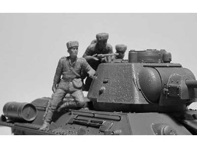 T-34-85 with Soviet Tank Riders - image 8