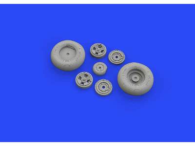 Spitfire Mk. IX wheels 4 spoke w/ smooth tire 1/32 - Tamiya - image 3