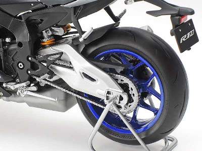 Yamaha YZF-R1M - image 7