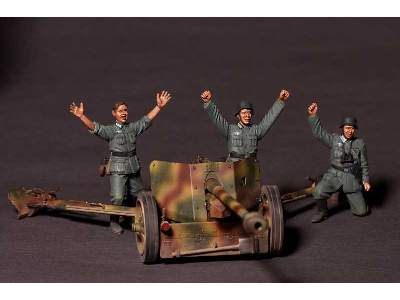 2 Figures CMK F35033 1/35 WW II German Infantry at Rest for sale online 