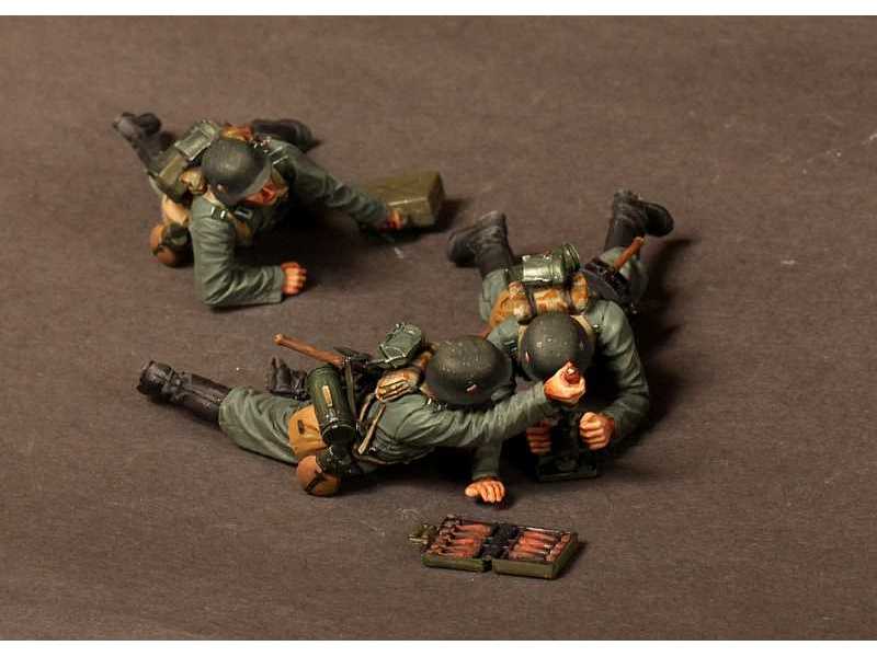 German 5 cm Mortar Grw 36 Team.1939-42 3 Figures - image 1