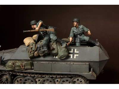 German Panzergrenadiers In Battle. 2 Figures - image 3