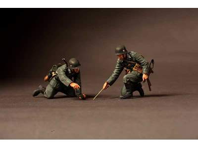 German Feldwebel And  Infantryman.1939-42 2 Figures - image 1