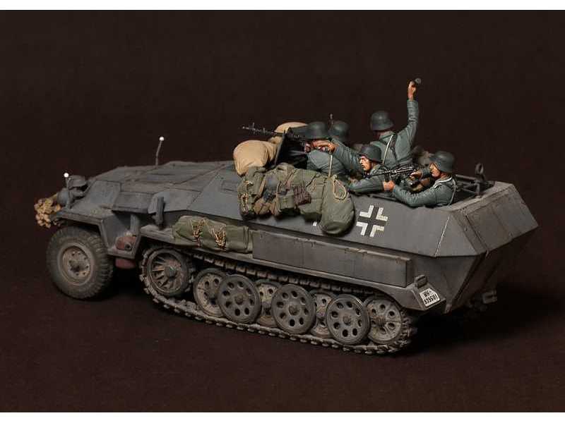 German Panzergrenadiers In  Battle. WW Ii 5 Figures - image 1