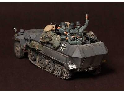 German Panzergrenadiers In  Battle. WW Ii 5 Figures - image 11