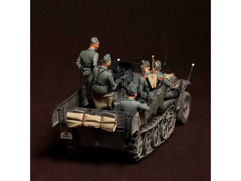 Crew For Sd.Kfz.10/4 Fur 2cm Flak 30 (For Dragon 6739) 6 Figures - image 1 Crew For Sd.Kfz.10/4 Fur 2cm Flak 30 (For Dragon 6739) 6 Figures - image 1