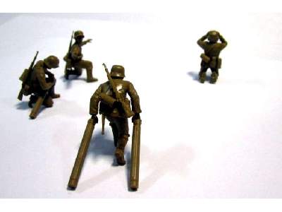 7,62 cm Pak 36 (r) with German Crew (4 figures) - image 3