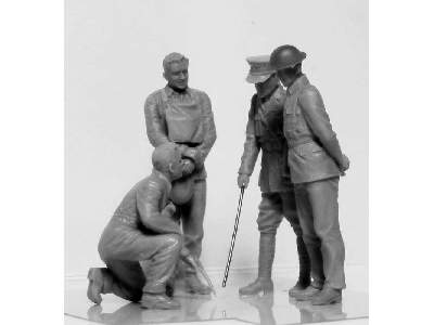 WWI British Tank Crew - 4 figures - image 3