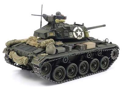 U.S. Light Tank M24 Chaffee - image 3