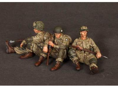 U.S. Army Airbornes And Sgt. On Rest 3 Figures - image 1