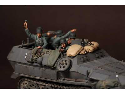 German Panzergrenadier 1 Figure - image 4