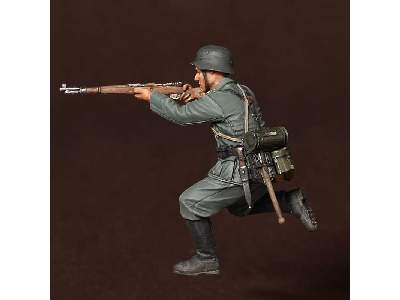 German Panzergrenadier 1 Figure - image 5