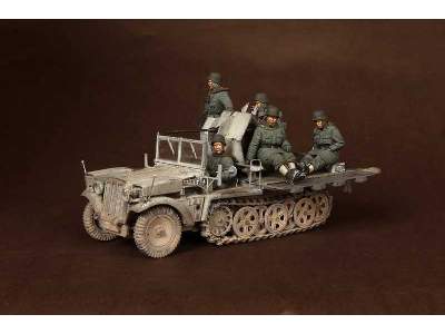 Crew For Sd.Kfz.10/4 Fur 2cm Flak 30 (For Dragon 6676) - image 1