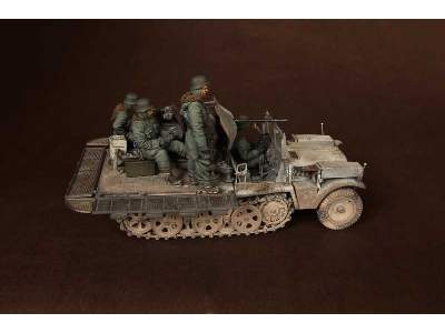 Crew For Sd.Kfz.10/4 Fur 2cm Flak 30 (For Dragon 6676) - image 24