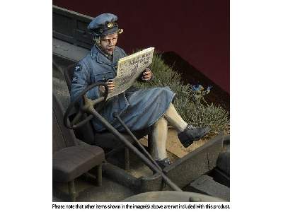 WWii British Waaf Girl Reading A Newspaper - image 2