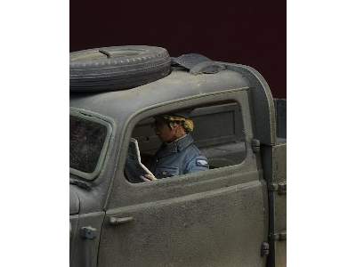 WWii British Waaf Girl Reading A Newspaper - image 3