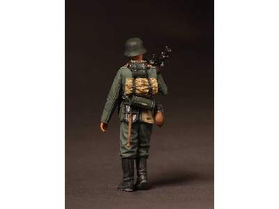 The German Machine Gunner On March. - image 7