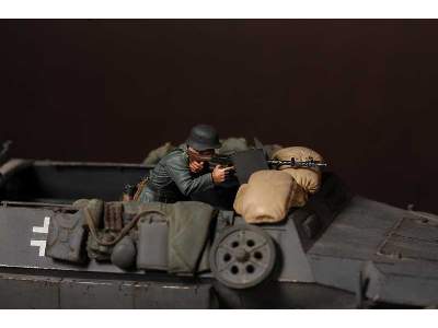 German Machine Gunner For Hanomag - image 2