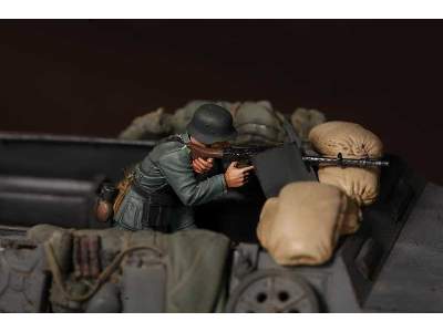 German Machine Gunner For Hanomag - image 3