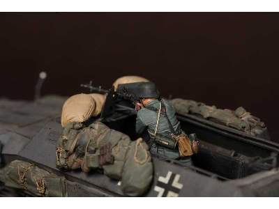 German Machine Gunner For Hanomag - image 4