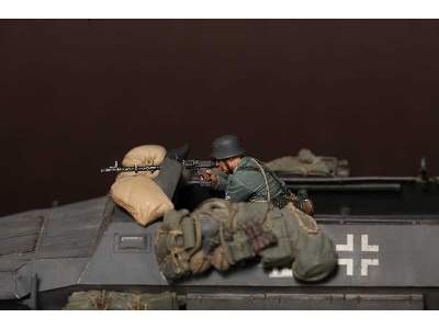 German Machine Gunner For Hanomag - image 5