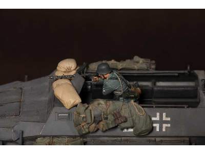 German Machine Gunner For Hanomag - image 6
