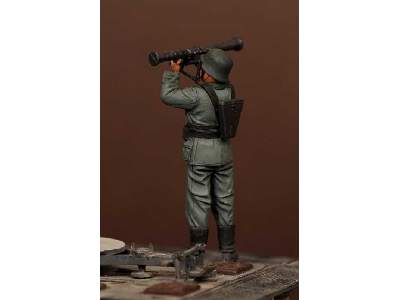 German Antiaircraft Gunner With Artillery Rangefinder - image 4