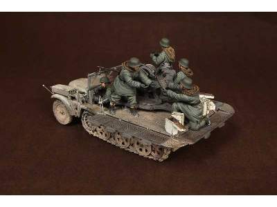 Crew For Sd.Kfz.10/4 Fur 2cm Flak 30 (For Dragon 6676) - image 2