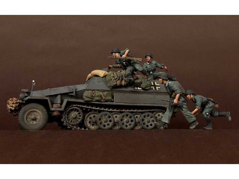 German Panzergrenadiers In  Battle. WW Ii 5 Figures Set - image 1