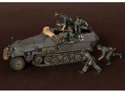 German Panzergrenadiers In  Battle. WW Ii 5 Figures Set - image 2