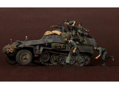 German Panzergrenadiers In  Battle. WW Ii 5 Figures Set - image 3