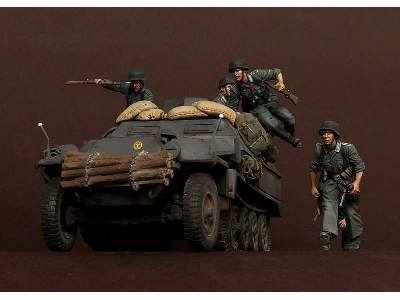 German Panzergrenadiers In  Battle. WW Ii 5 Figures Set - image 4